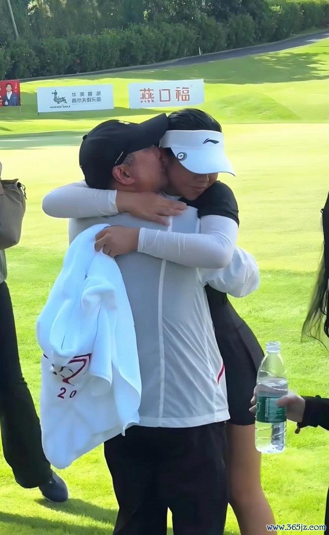 刘国梁繁盛地跟男儿刘宇婕拥抱